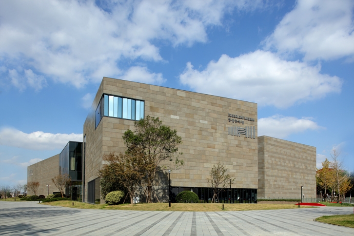 Korean Abstract Art: Kim Whanki and Dansaekhwa